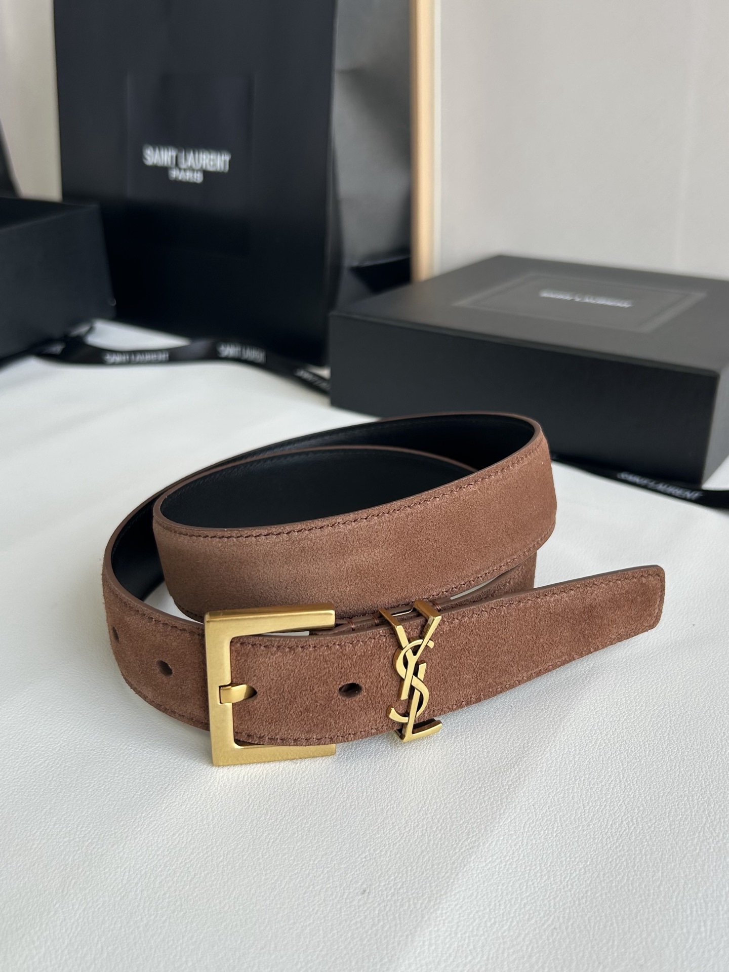 聖羅蘭 女士腰帶，進口小牛皮 配以CASSANDRE 標識腰帶環。古銅色金銀五金可選。精緻優雅的設計，寬度3.0cm