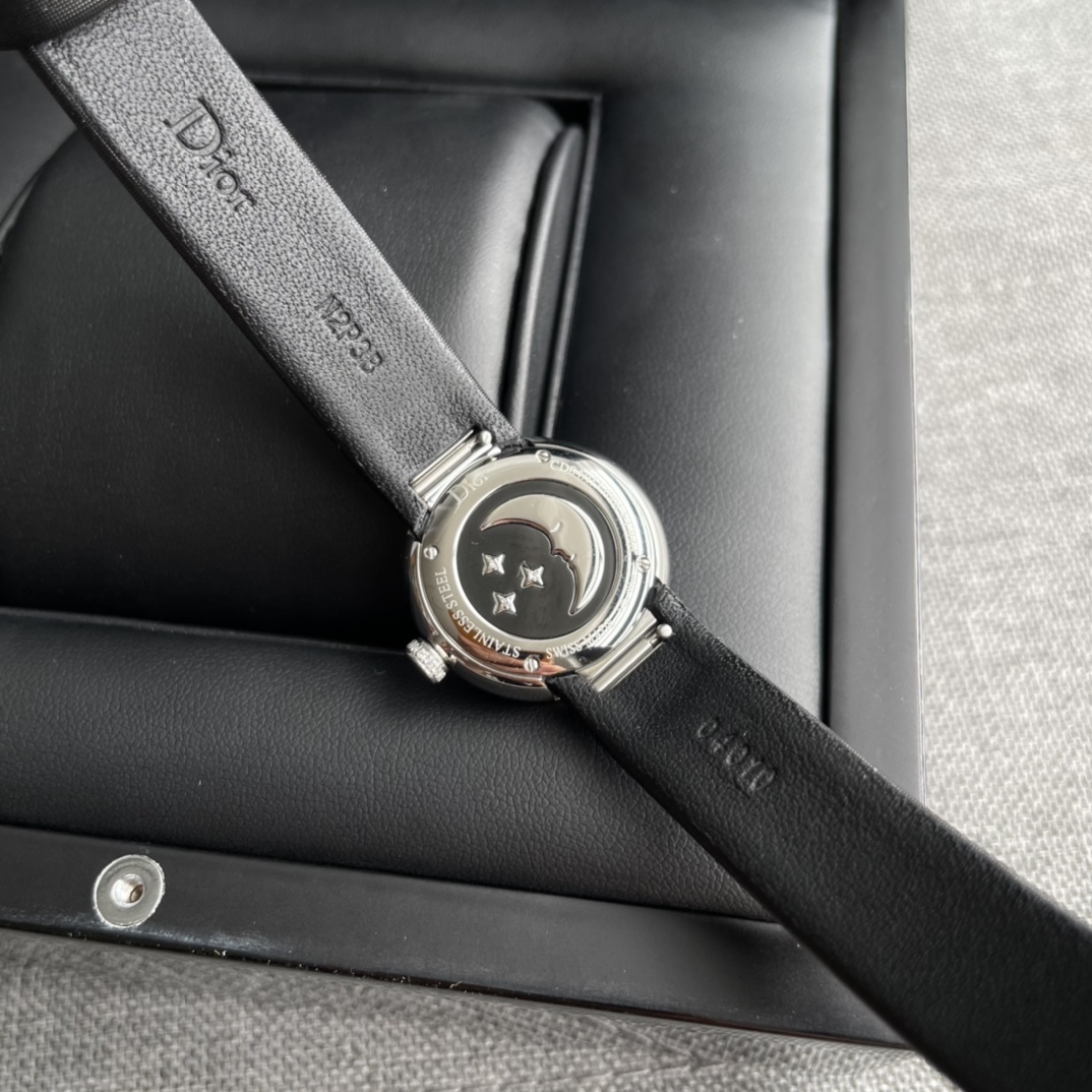 迪奧 今年最火的女表！LA D DE DIOR ROSE CÉLESTE 腕表，光看名字就不簡單！正面珍珠貝母底座，黃金雕琢的太陽圖案，背殼是拋光彎月圖案以及三顆鑲嵌鑽石的璀璨星辰。石英機芯，錶盤直徑25㎜，日常防水30米，沒太多功能，本身就是時裝表，你把它看作一個飾品就行。