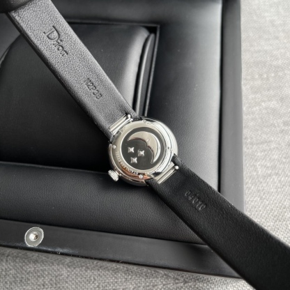 迪奧 今年最火的女表！LA D DE DIOR ROSE CÉLESTE 腕表，光看名字就不簡單！正面珍珠貝母底座，黃金雕琢的太陽圖案，背殼是拋光彎月圖案以及三顆鑲嵌鑽石的璀璨星辰。石英機芯，錶盤直徑25㎜，日常防水30米，沒太多功能，本身就是時裝表，你把它看作一個飾品就行。