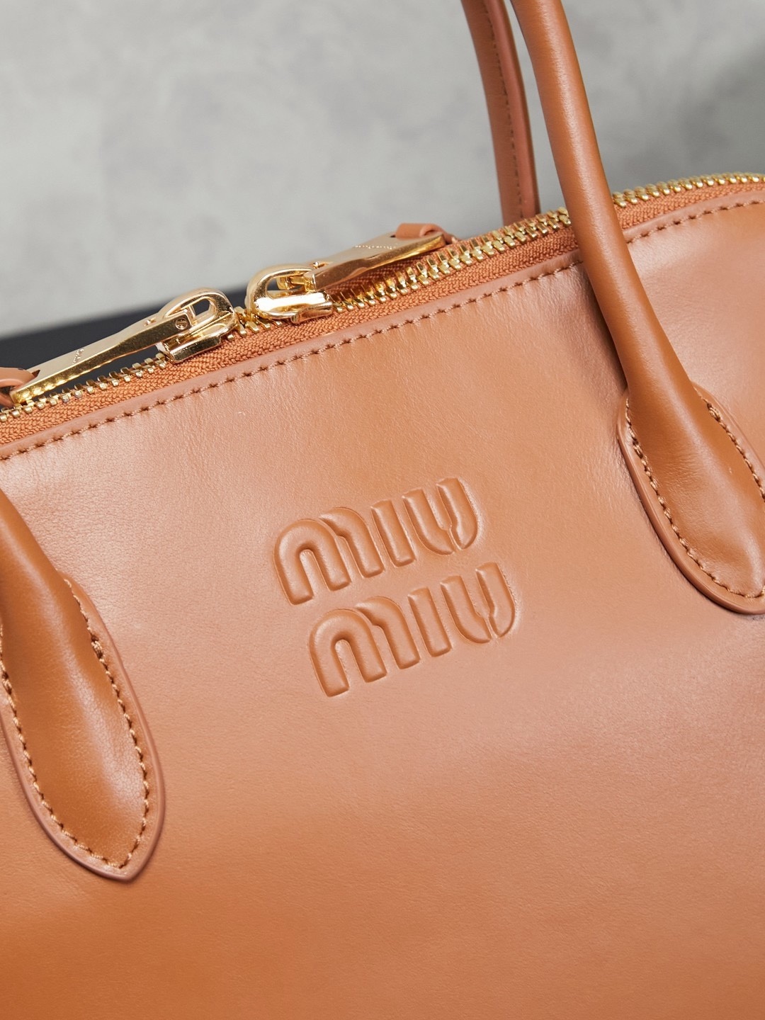 新品贝壳包，简便设计延续Miu慵懒美式老钱的风格，采用顶级进口小牛皮，质感高级柔软，两边弧度设计更具造型感，拉链拉开秒变大托特，长手柄设计实用性更强，可腋下可手提，造型简约潇洒随意，容量超大，上班通勤，逛街出游都是绝佳的选择，内里全新麻布里，配拉链式口袋