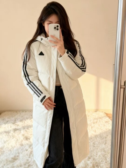 Adidas 阿迪達斯 三條槓保暖專櫃長款落肩款羽絨服
明星同款阿迪羽絨服 adidas 休閒舒適保暖長款羽絨服 男女同款  面料採用原版定制防水防靜電布料 內里採用尼龍雙層封禁設計 過膝長款設計超級保暖 分區填充300克標準80白鴨絨 蓬松度超好 輕便不厚重 拉鍊帶有定制logo 袖子側邊經典三條槓 內里配備口袋 胸前刺繡硅膠小標 清晰立體又飽滿 袖口鬆緊設計更加防風保暖 下擺按扣設計可隨意調節 方便戶外行動 寬松的版型不挑人 穿上就是行走的棉被 絲毫不懼寒冬 
L SIZE:S-XL