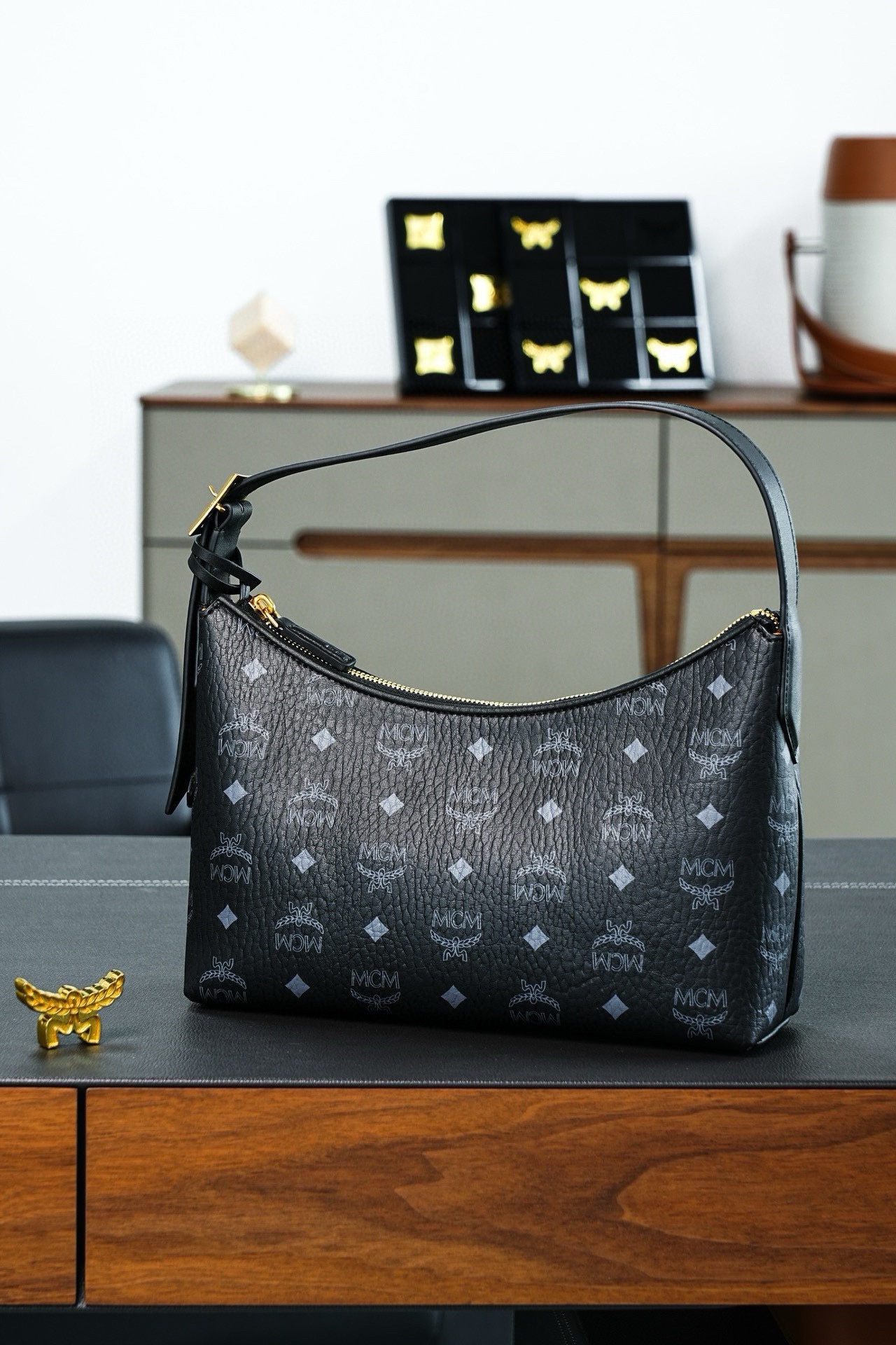 ®全新升級®官網同步
𝙈𝘾𝙈 𝘼𝙧𝙚𝙣 𝙃𝙤𝙗𝙤
黑色𝙎𝙢𝙖𝙡𝙡#腋下肩背包

·CP獨家出品｜黑色
這款單品對經典的休閒款式進行了現代風的全新演繹，在柔軟與挺闊之間取得了理想的平衡。這款小號Aren Hobo肩背包採用了傳統MCM行李箱的設計元素，包括一個可拆卸皮革吊牌及雕花Logo掛鎖，達到錦上添花的效果。

型號：MWHESTA01CO001
尺寸：26*9.5*19cm
肩帶：可調節125-133cm
開合：拉鍊式
顏色：黑色/BLACK