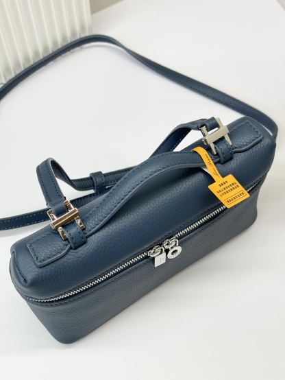 𝓛𝓸𝓻𝓸 𝓟𝓲𝓪𝓷𝓪諾悠翩雅
𝑬𝒙𝒕𝒓𝒂 𝑷𝒐𝒄𝒌𝒆𝒕 𝑳𝟏𝟗 
這是一款大開口結構的功能性設計的手拿包，經典風格和簡約設計的組合體。包身採用進口原廠小牛皮材質，輕微的錘紋呈現優雅的紋理，內里採用進口原廠小羊皮。皮革手柄和可拆卸肩帶，可打造出不同背法實用百搭。雙向拉鍊開合，搭配My Charms銀色金屬掛飾。（LP特級全鋼配件五金）
size：11×19×6.5cm
貨號：FAN4046
配套全套專櫃禮盒包裝🎁