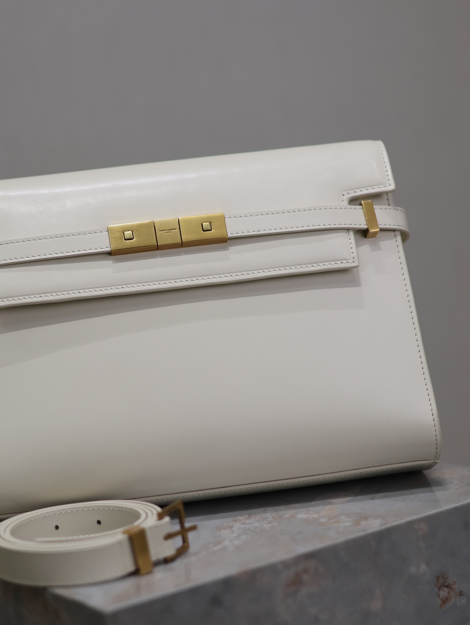 Manhattan_29cm
翻蓋曼哈頓法棍包，一改以往經典的logo，取而代之低調簡約的設計風格，它有點像H家的凱莉，很有復古的味道！商務➕休閒兩者結合，總結起來就是百搭！可以手拿，可以單肩或斜挎，一包多用，滿足了商務型女士，又滿足了小女生的休閒！精心挑選的意大利牙簽紋牛皮、完美的走線、精緻的五金讓整個包包都散髮出高級的味道！
型號：579271
尺寸：29x20.5x7cm