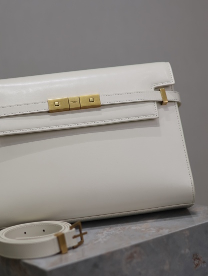 Manhattan_29cm
翻蓋曼哈頓法棍包，一改以往經典的logo，取而代之低調簡約的設計風格，它有點像H家的凱莉，很有復古的味道！商務➕休閒兩者結合，總結起來就是百搭！可以手拿，可以單肩或斜挎，一包多用，滿足了商務型女士，又滿足了小女生的休閒！精心挑選的意大利牙簽紋牛皮、完美的走線、精緻的五金讓整個包包都散髮出高級的味道！
型號：579271
尺寸：29x20.5x7cm