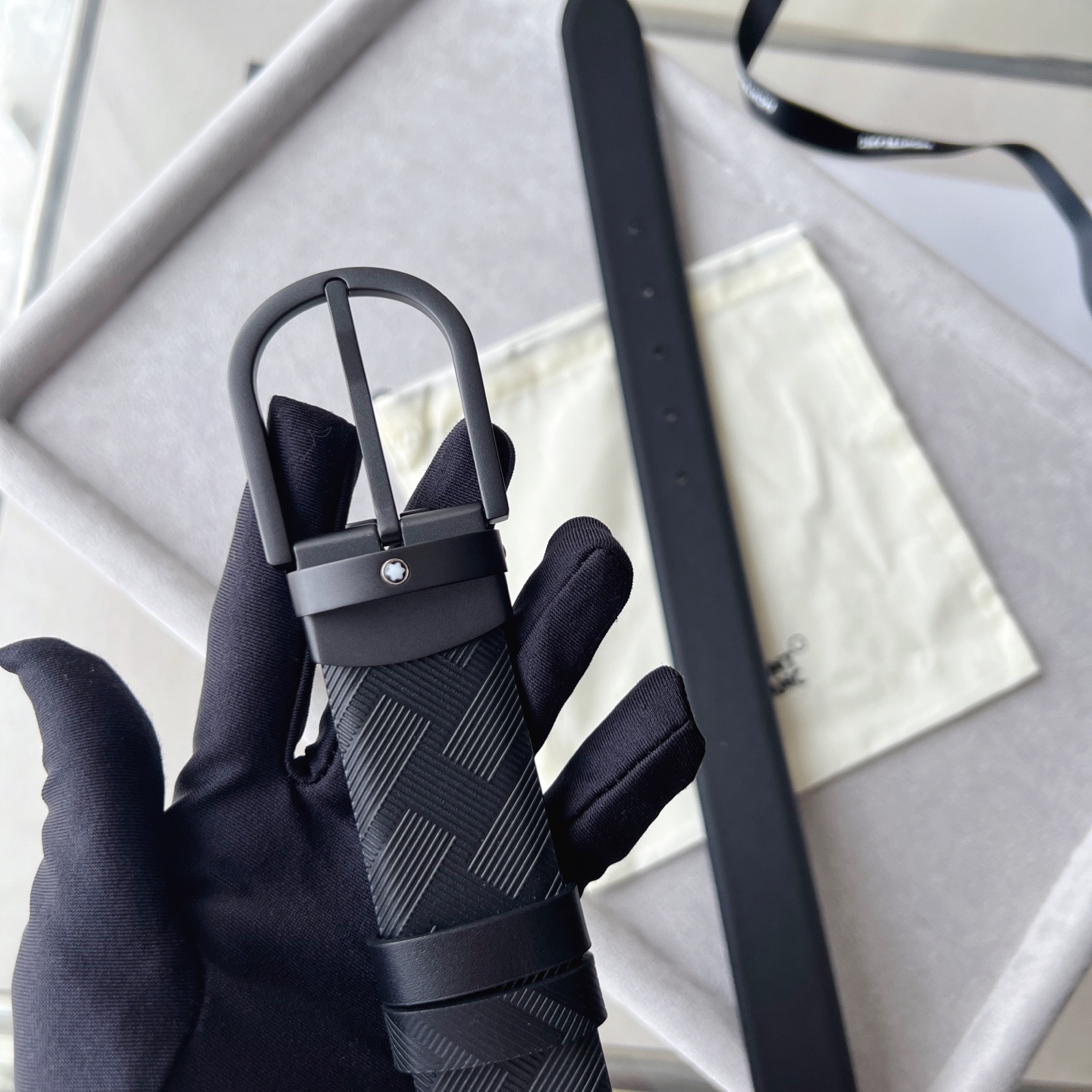 風尚系列馬蹄形帶扣經典黑腰帶 35毫米
作為所有造型的可靠伴侶，這款3.5cm腰帶採用醒目的萬寶龍風尚3.0印花皮革製成，搭配黑色馬蹄形帶扣，飾以橡膠塗層和精美的萬寶龍品牌六角白星標識。黑色萬寶龍風尚牛皮 皮革圖案 帶扣飾有萬寶龍品牌六 白星標識 搭扣裝置 易開啓裝置，可調節皮帶長度 主要顏色
黑色
搭扣類型
針扣式表扣