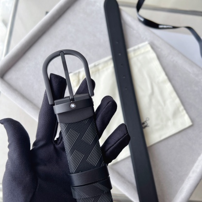 風尚系列馬蹄形帶扣經典黑腰帶 35毫米
作為所有造型的可靠伴侶，這款3.5cm腰帶採用醒目的萬寶龍風尚3.0印花皮革製成，搭配黑色馬蹄形帶扣，飾以橡膠塗層和精美的萬寶龍品牌六角白星標識。黑色萬寶龍風尚牛皮 皮革圖案 帶扣飾有萬寶龍品牌六 白星標識 搭扣裝置 易開啓裝置，可調節皮帶長度 主要顏色
黑色
搭扣類型
針扣式表扣