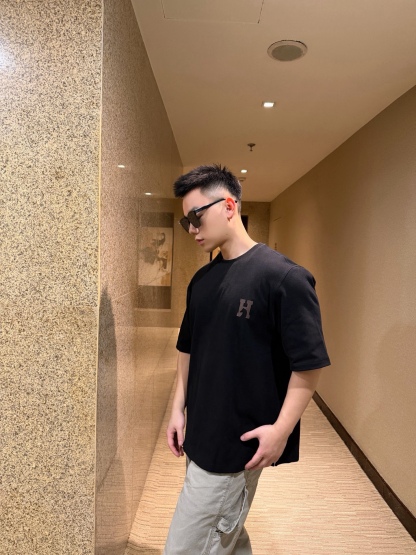 🔝HERMES愛瑪仕 真皮H字貼片短袖T恤
正品購入，21支洗後維斯棉190克，1*1羅紋230克，面料拼接，模板刺繡，定制1：1真皮皮標，定制1：1商標，寬松版型
B Size：S-XL