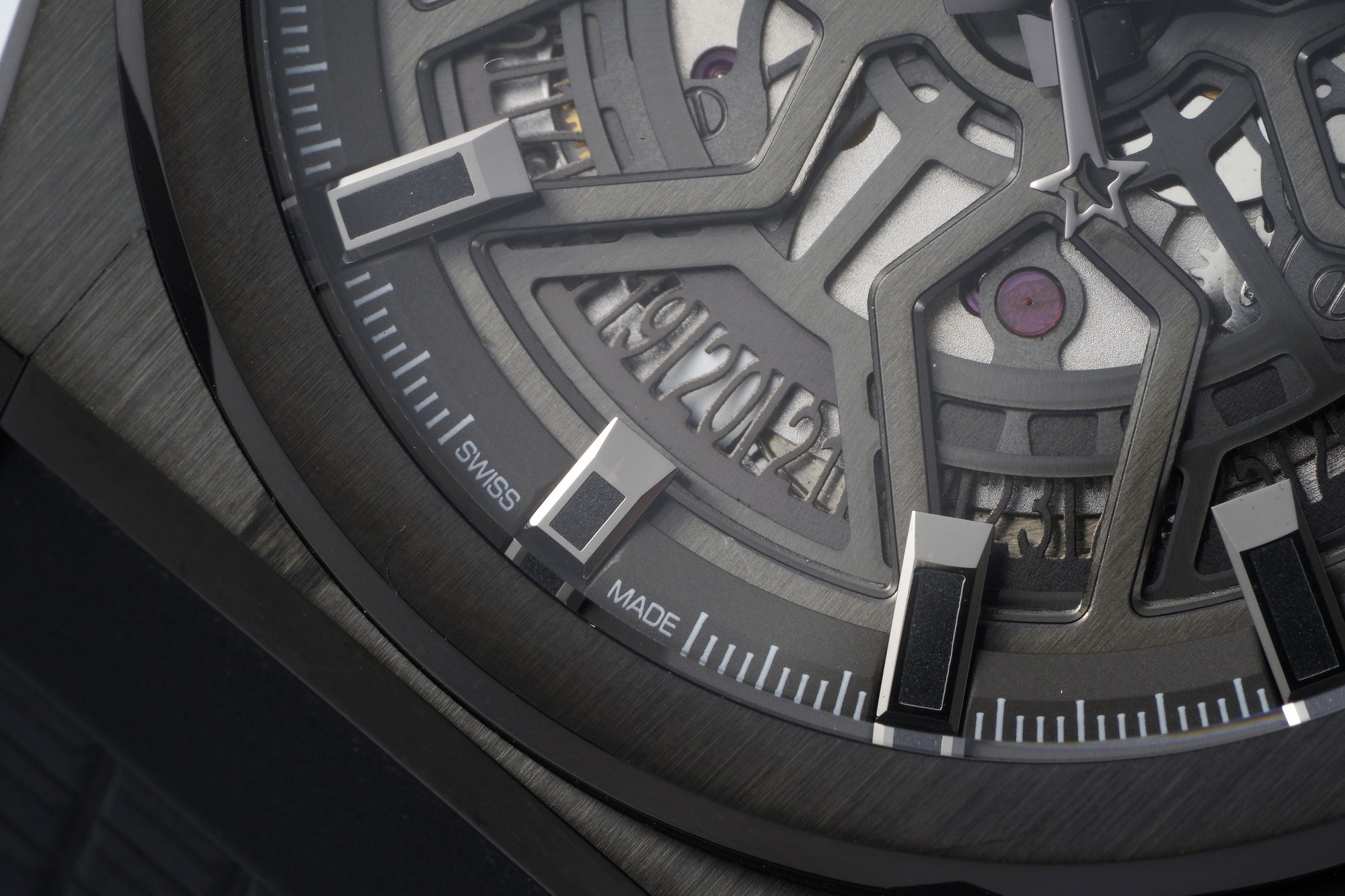 LF真力時DEFY系列全新升級版，殼身 頭粒 機芯 表扣等均做了升級調整。一款根據路虎標誌性花輪轂設計而成的高顏值鏤空腕表。

原裝開模鑄造，極致還原表殼的每一處細節打磨倒角，盡顯原裝菱角分明、堅毅果敢的陽剛氣質。完美的41mm表經，適配大眾男性手寸，正裝休閒兩不誤。根據汽車輪轂設計而成的五角星錶盤，未來概念感十足。同步官網新款五角星折疊扣，搭載定製版Cal.670sk全自動機械機芯，鏤空日曆的大小與位置、機芯夾板、齒輪、五角星陀皆按原版機芯數據拆解鍛造而成。

LF臻品 陳奕迅Eason同款，時尚前衛、