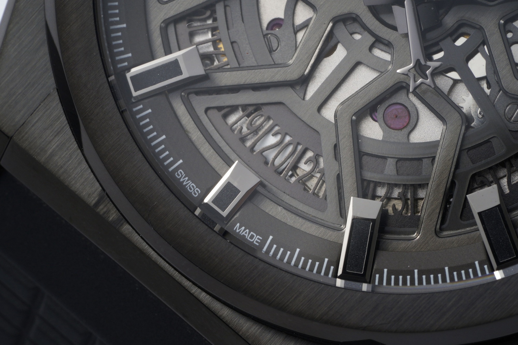 LF真力時DEFY系列全新升級版，殼身 頭粒 機芯 表扣等均做了升級調整。一款根據路虎標誌性花輪轂設計而成的高顏值鏤空腕表。

原裝開模鑄造，極致還原表殼的每一處細節打磨倒角，盡顯原裝菱角分明、堅毅果敢的陽剛氣質。完美的41mm表經，適配大眾男性手寸，正裝休閒兩不誤。根據汽車輪轂設計而成的五角星錶盤，未來概念感十足。同步官網新款五角星折疊扣，搭載定製版Cal.670sk全自動機械機芯，鏤空日曆的大小與位置、機芯夾板、齒輪、五角星陀皆按原版機芯數據拆解鍛造而成。

LF臻品 陳奕迅Eason同款，時尚前衛、