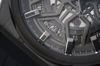 LF真力時DEFY系列全新升級版，殼身 頭粒 機芯 表扣等均做了升級調整。一款根據路虎標誌性花輪轂設計而成的高顏值鏤空腕表。

原裝開模鑄造，極致還原表殼的每一處細節打磨倒角，盡顯原裝菱角分明、堅毅果敢的陽剛氣質。完美的41mm表經，適配大眾男性手寸，正裝休閒兩不誤。根據汽車輪轂設計而成的五角星錶盤，未來概念感十足。同步官網新款五角星折疊扣，搭載定製版Cal.670sk全自動機械機芯，鏤空日曆的大小與位置、機芯夾板、齒輪、五角星陀皆按原版機芯數據拆解鍛造而成。

LF臻品 陳奕迅Eason同款，時尚前衛、