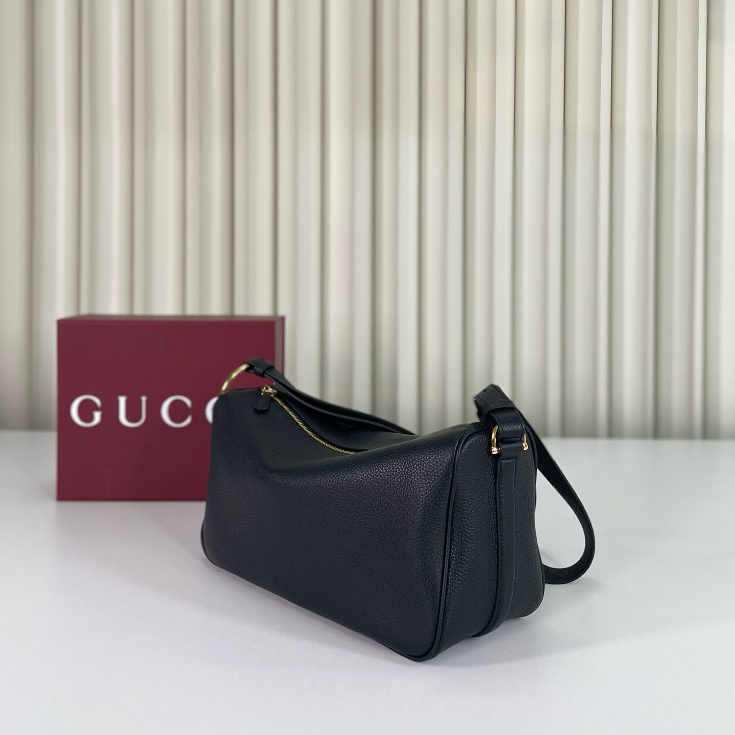 Gucci Half Horsebit系列中號肩背包，煥新呈現Gucci Half Horsebit系列，以現代風格煥新演繹品牌最具標誌性的元素之一。該系列巧妙融蘊休閒廓形與標誌性的半馬銜扣配件，這也是其名稱的由來。款號860787克皮，尺寸31.5X17X12