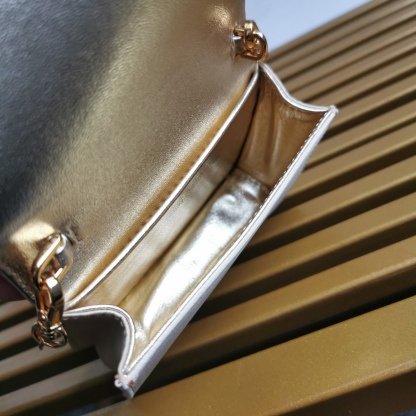 【 原單】🎉2023新款金色系項鍊水晶小包🎉1MR024🎉🎉這款Duchesse面料卡片夾通體飾以仿水晶，於表面營造出光影格調和虹彩炫色，彰顯華美且不失功能性的設計。最愛是這條可拆卸可調節鐵璉肩帶，又可當腰包裝飾😍😍又可當搭配衣服項鍊裝飾，中間三角形標可調節活動，賦予單品多樣的佩戴方式。空間可裝口紅💄/耳機/鑰匙🚗....夜燈下bling bling,太美了。值得入手🎉🎉尺寸：長11.5cm*高8cm