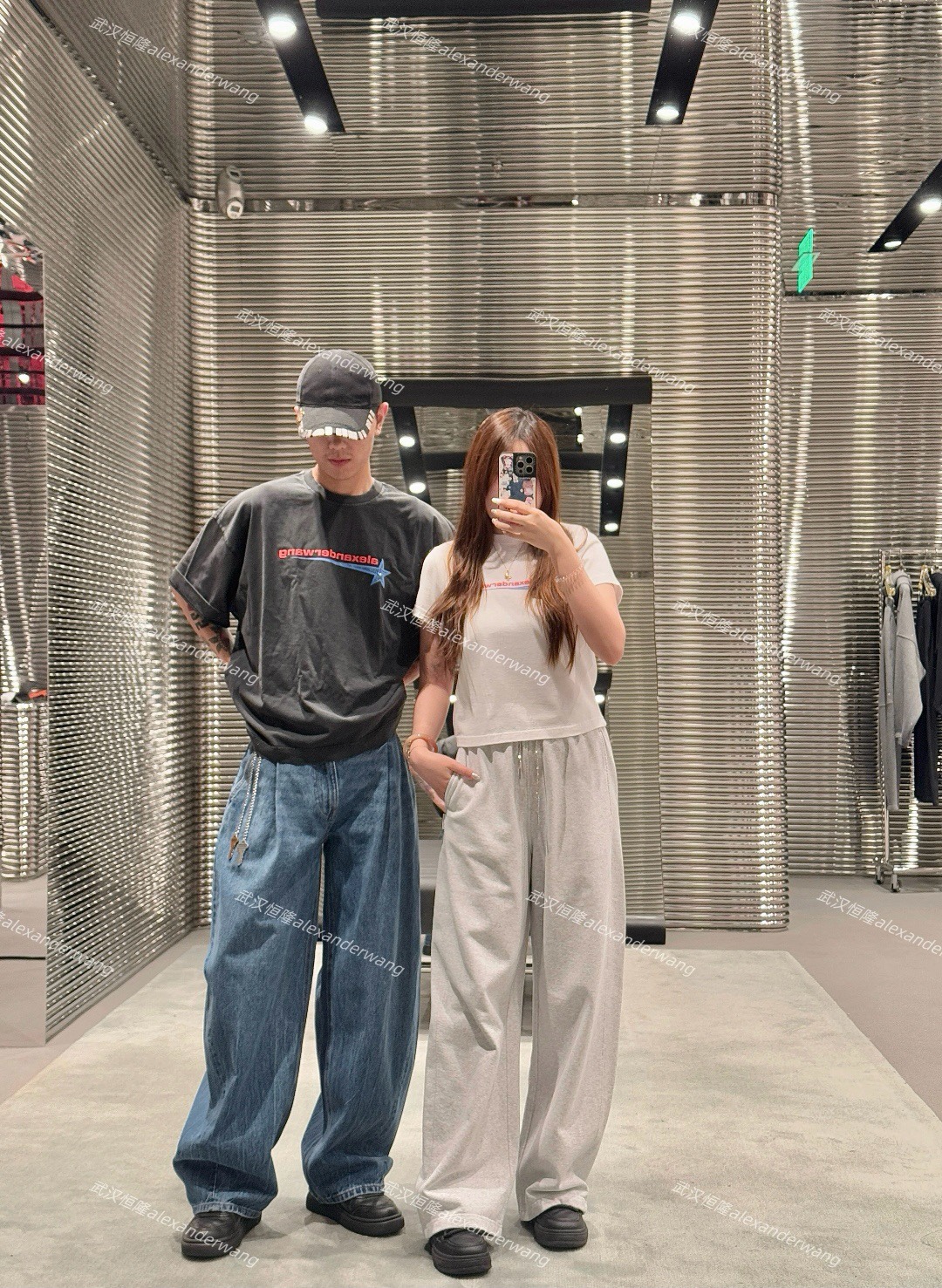 🔝Alexander Wang 亞歷山大王 26SS 燙鑽流星印花短袖T恤
獨家對版定織定染高品質精梳棉棉紗 面料手感柔軟舒適，與原版面料相同！水洗去毛，正品版型，做到了真正的"oversize“版型
尺碼：S-XL