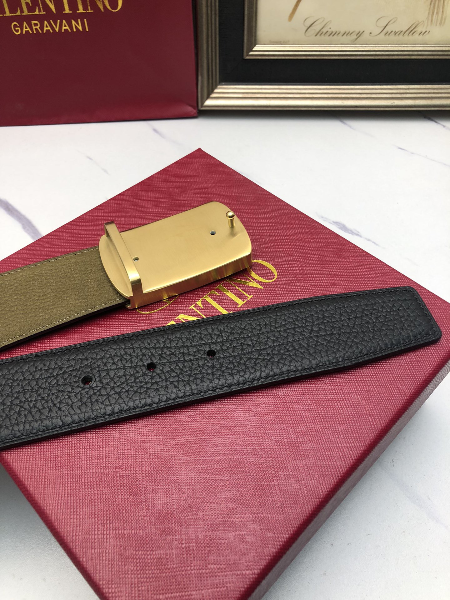 華倫天奴：原單頭層小牛皮壓花紋，內襯頭層鹿皮底，營造織紋外觀。飾以標誌原單扣。專櫃寬度4.0