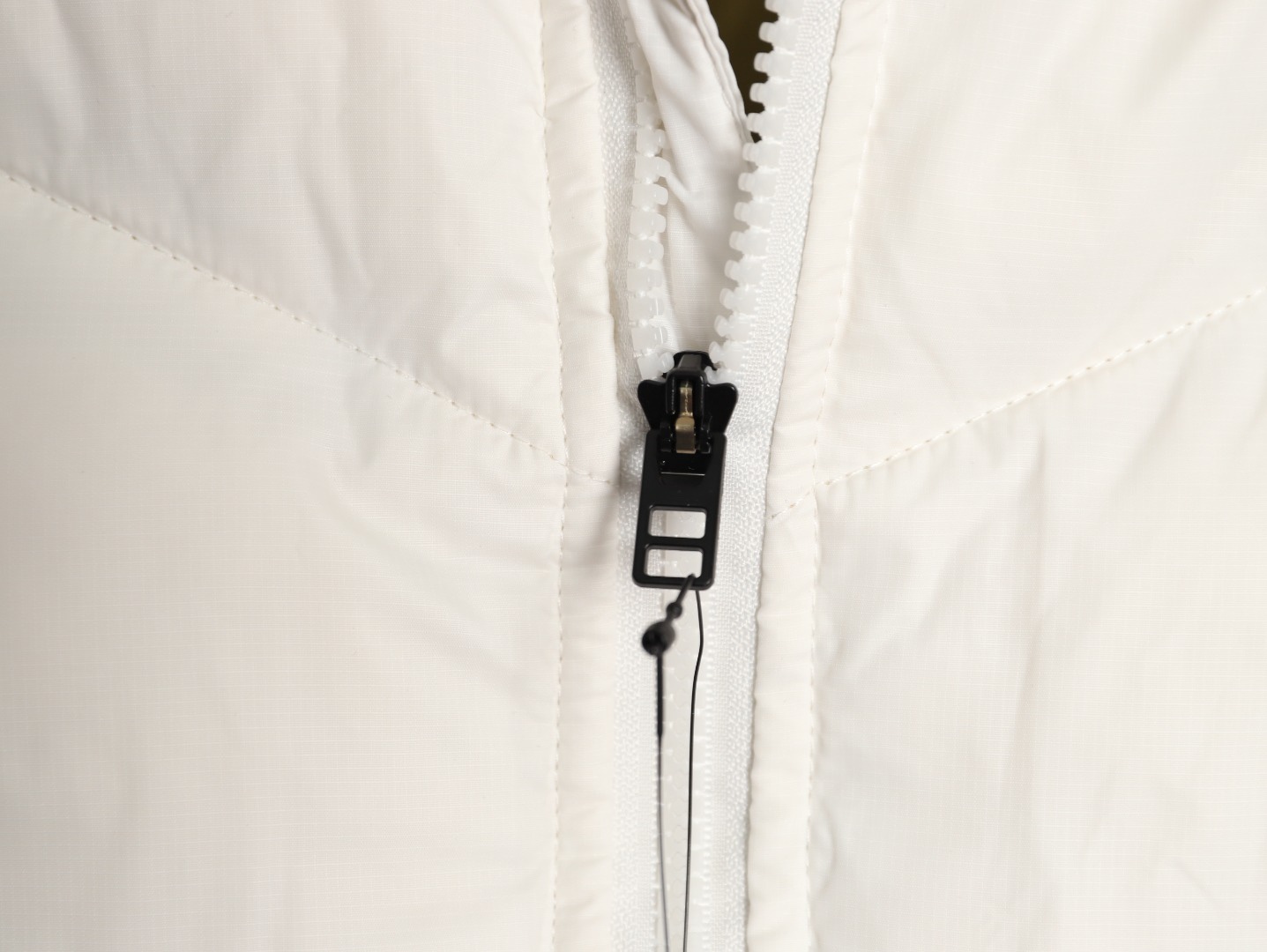 Nike/耐克Windrunner風行者2025經典款新款輕薄連帽羽絨服外套夾克
原版復刻 頂級品質  專櫃尺碼 零下十幾度無壓力 極地防寒防風防水防雪！超級蓬松度 休閒運動 街頭時尚潮流休閒運動連帽保暖短款羽絨服 鎖絨效果好 不拽絨 品質看得見 蓬松度爆表 能在衣物內形成大量空氣隔熱層 輕鬆抵御零下20°C的嚴寒 哪怕極寒天氣也能牢牢鎖住體溫 讓你在冰天雪地中也能溫暖如春 高含絨量帶來極致輕盈的穿著體驗 告別傳統羽絨服的臃腫感 活動自如 溫暖卻不笨重 
L SIZE:S-2XL