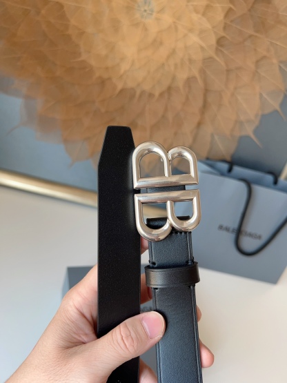 巴黎世家（Balenciaga）寬度3.0cm 是法國的奢侈品牌，作為時尚界最具影響力品牌之一的地位。設計師源於：都市時尚潮流獨特的設計風格，採用進口小牛皮製作；搭配純銅復古五金，使其更具魅力。值得擁有的百搭精品！
