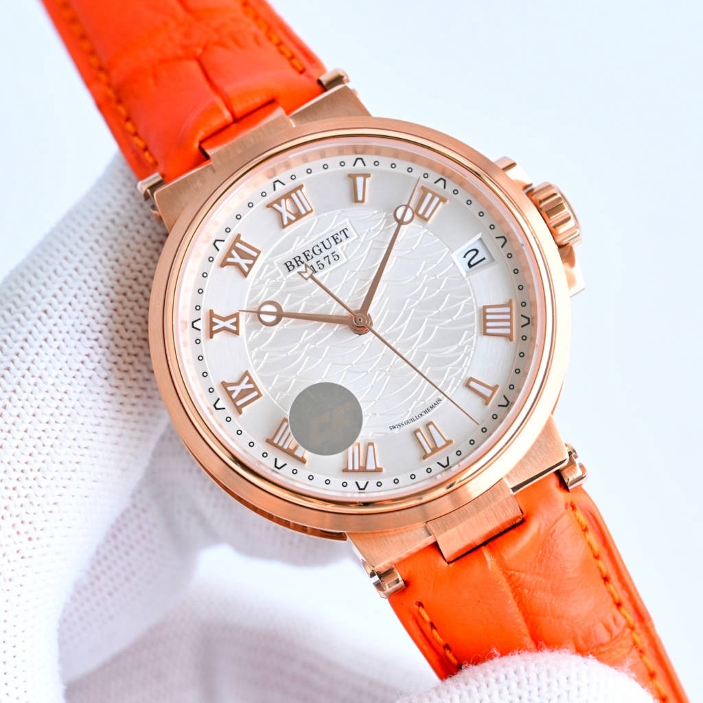 CF新品發佈會，寶璣-Breguet
航海MARINE航海系列5517款腕表，航海天文鐘的起源作品，“時計本是兵家利器”說的就是這款腕表，鐘錶界的巨作。工廠全面抄寫原裝數據，98%還原殼型字面，彰顯原裝優雅硬朗的氣質，原裝同款777A自動機械機芯，鐫刻獨立編號與寶璣先生簽名。直徑40毫米。正反均為藍寶石防刮玻璃，旋入式防水錶冠。實測防水深度100米。搭配飾有太陽放射紋錶盤，配裝進口鰐魚皮錶帶，以零頭的價格給您帶來原裝超值體驗。
