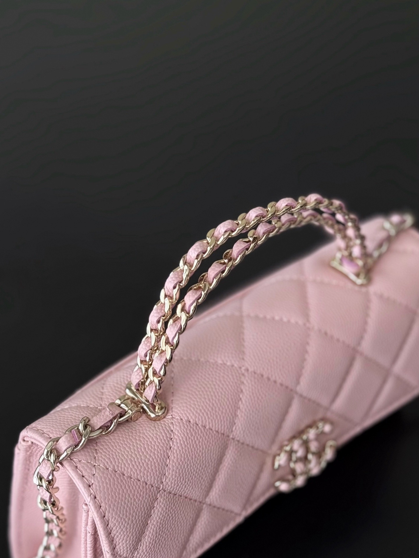 Chanel 25S 新款本季 最火的小球牛皮Kelly 手柄包
這顆絕對是黑馬
第一眼看到就深深愛上💕
顏值不必說 直接閉眼入不會錯
很好打理 也是百搭型
實現了單背斜挎腋下背手拎的效果📷
簡直就是福音〰️
很精緻 值得珍藏🔝

五金：全鋼18K淺金
皮料：獨家Haas小牛皮
尺寸：𝟏8*𝟏0*4.𝟓 𝚌𝚖
型號：AS3238