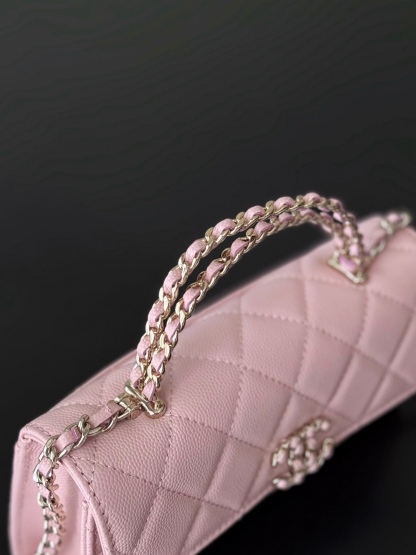 Chanel 25S 新款本季 最火的小球牛皮Kelly 手柄包
這顆絕對是黑馬
第一眼看到就深深愛上💕
顏值不必說 直接閉眼入不會錯
很好打理 也是百搭型
實現了單背斜挎腋下背手拎的效果📷
簡直就是福音〰️
很精緻 值得珍藏🔝

五金：全鋼18K淺金
皮料：獨家Haas小牛皮
尺寸：𝟏8*𝟏0*4.𝟓 𝚌𝚖
型號：AS3238