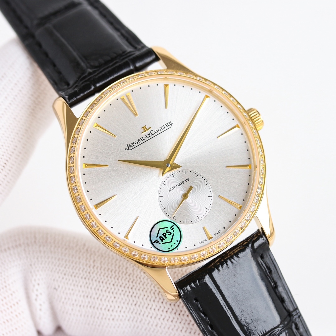 APS新品首發 積家大師系列1218420，傳統與現代的和諧樂章。Master Ultra Thin 超薄大師系列小秒針腕表精鋼款搭（直徑 39 毫米），內載896機芯。此自動上鏈機械機芯精准指示時、分、小秒。
1⃣全新大師系列兩針半採用原裝一致的896機新一比一開模
2⃣簡約精緻的錶盤採用立體式logo，錶盤搪瓷精緻而細膩，帶有標誌性的放射紋
3⃣指針與原裝一致採用陰陽針，一半拉絲一半拋光，錶帶採用進口小牛皮，一鍵式快拆錶帶表扣更加便捷