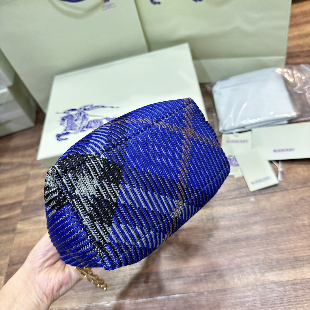 迷你鏈條版Peg手拿包全新mini
新增可拆卸金屬鏈條 實用性更強
尺寸16×10× 26cm.