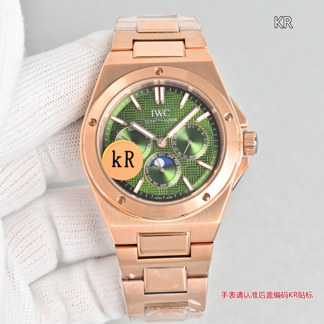 KR新品  萬國工程師系列萬年曆腕表，復刻界最複雜的腕表，所有功能同步原裝，所有功能調節通過把頭控制.
1⃣️【功能介紹】3點鐘位置顯示日曆，9點鐘位置顯示星期，6點鐘月份月相指針顯示。

2⃣️【做工精細】外殼採用原版同樣的三件套結構，中間拉絲，上下殼為拋光，鏡面採用高成本的鍋蓋形藍寶石，使其質感提升。

3⃣️【機芯性能】尺寸41.6mm,機芯採用天津機芯改82600，高效穩定，動力時間長達72小時以上，進行加裝複雜的萬年曆模塊，而且同步所有功能實現同步原裝通過把頭調節。
