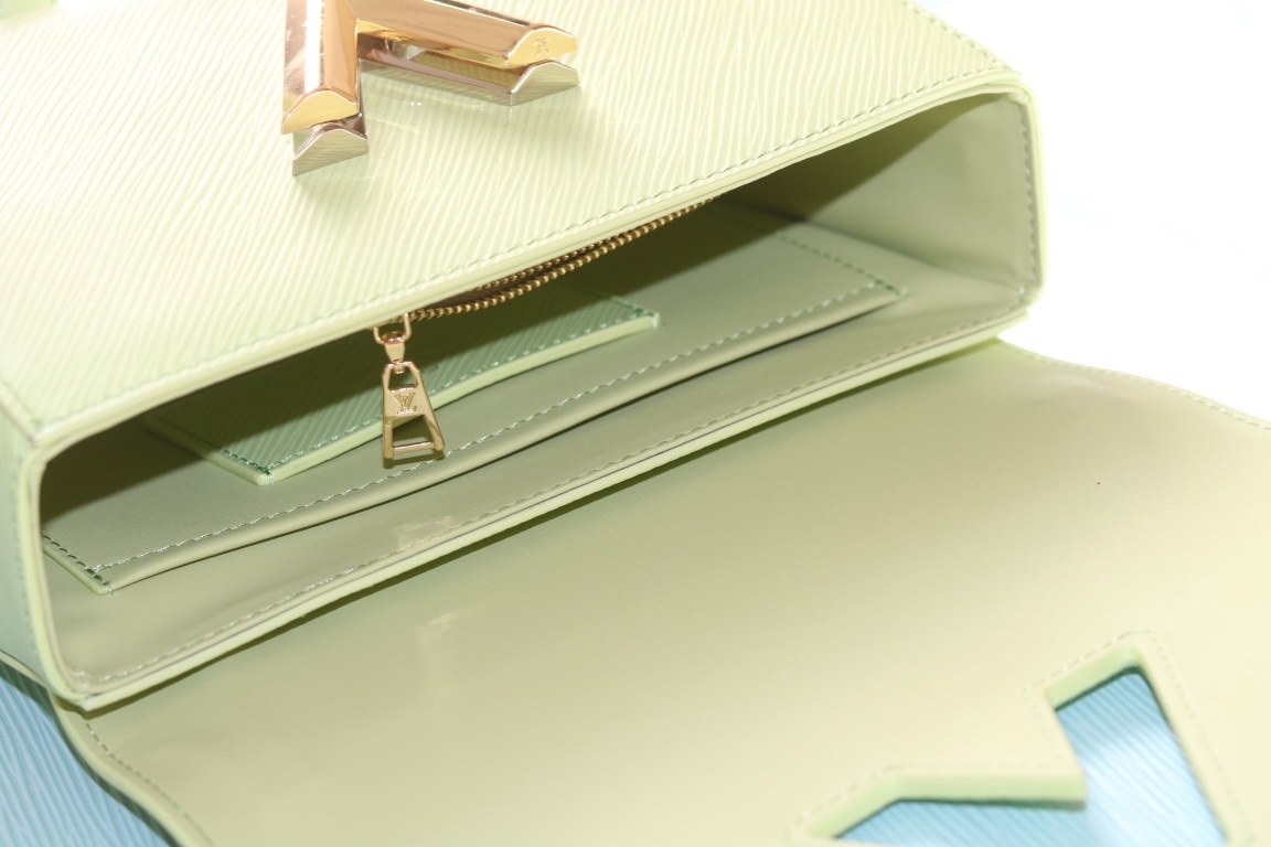 原版品質[玫瑰]歡迎貨比三家[玫瑰]款號：50391/22773/22774/23074/22768[玫瑰][玫瑰][玫瑰]本款Twist中號手袋將品牌標誌性Monogram花卉精巧融入裝飾鏈條，與雙色鎖扣相互呼應，優雅詮釋當季 TwistedFlowers主題。內貼袋之一配有可拆卸鏡子。
23x17x9.5釐米(長度x高x寬) Epi粒面皮革牛皮革飾邊牛皮革內襯金屬件
LVTwist扭鎖
內貼袋，配有可拆卸鏡子後側內貼袋
大號前內袋配有拉鍊袋肩帶:可拆卸，可調節包帶半長:350釐米