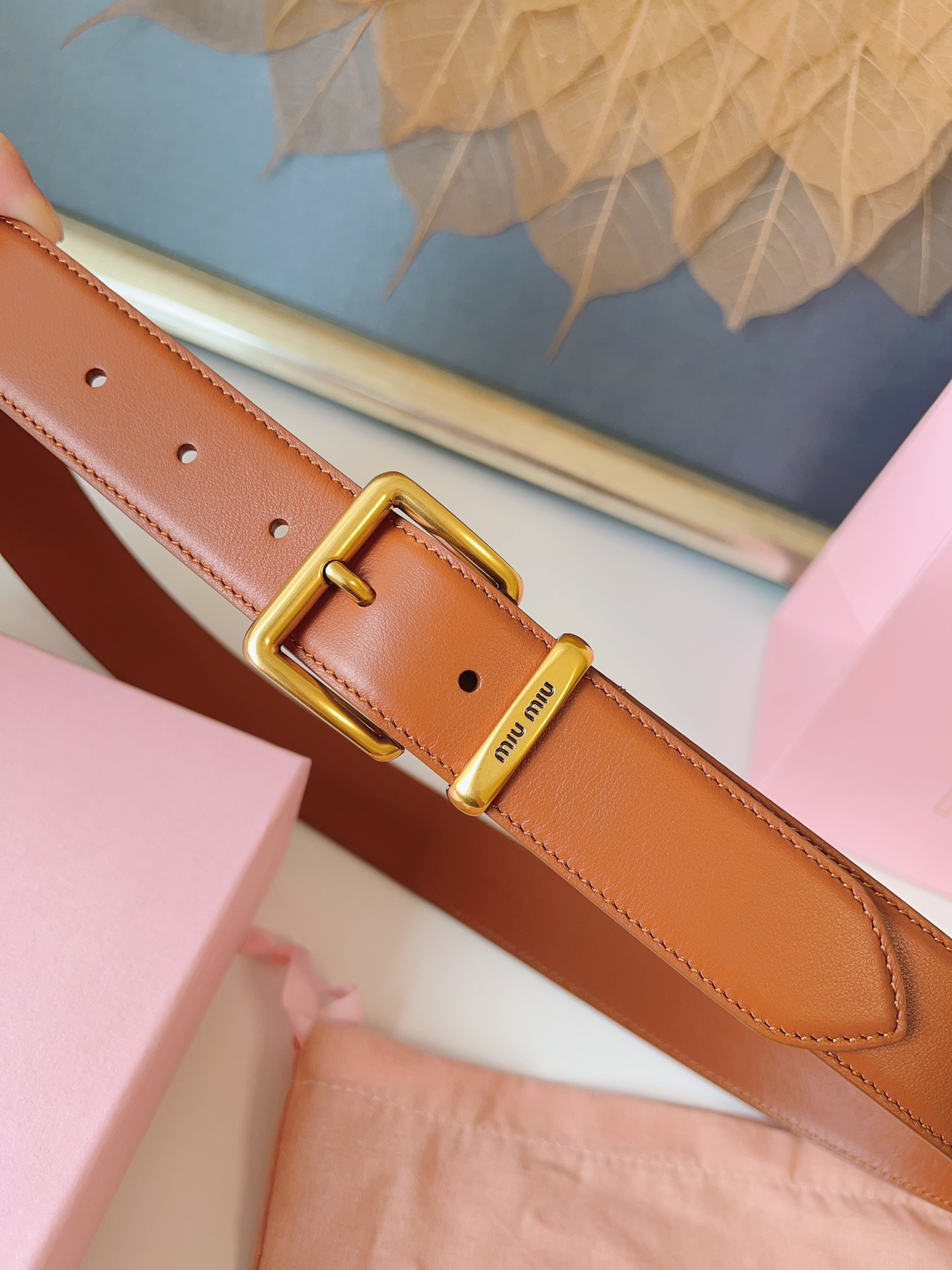 这款皮革腰帶設計簡約而優雅，腰帶環伴以Miu Miu徽標。雙面進口小牛皮 金屬搭扣 腰帶環飾激光雕刻徽標 寬度: 3.5cm
