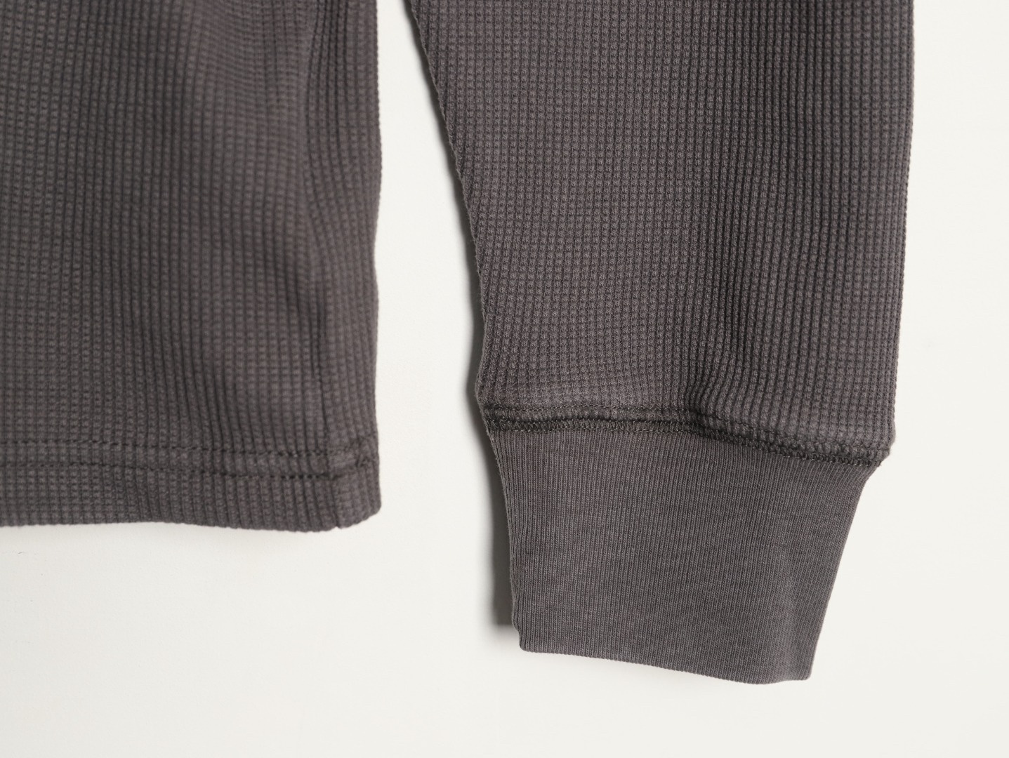 🔝Carhartt 卡哈特 華夫格洗長袖T恤 
定織定染華夫格面料 面料特殊性很大縮水性以及版型都需要考慮在內 控制的縮率都是經過3道工序 第一道面料洗水 第二道面料烘乾 第三道酵素洗 三道後的控制縮率幾乎已經達到最佳狀態
尺碼：S-XL