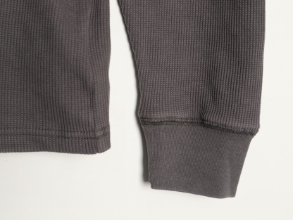 🔝Carhartt 卡哈特 華夫格洗長袖T恤 
定織定染華夫格面料 面料特殊性很大縮水性以及版型都需要考慮在內 控制的縮率都是經過3道工序 第一道面料洗水 第二道面料烘乾 第三道酵素洗 三道後的控制縮率幾乎已經達到最佳狀態
尺碼：S-XL