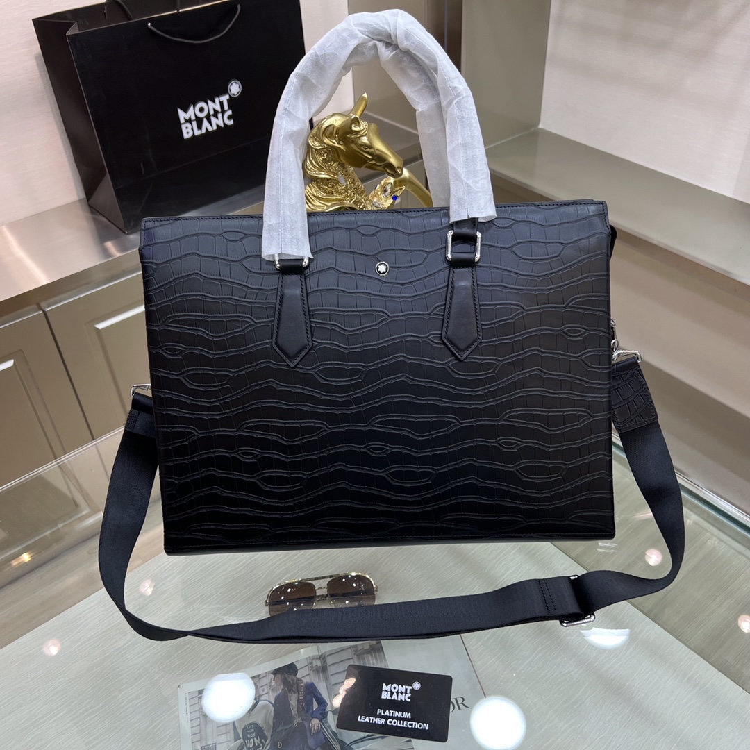 Montblanc lnternational（萬寶龍）新款公文包 採用進口鰐魚紋牛皮製作，頂級拋光不鏽鋼飾面金屬配件  ，正面萬家六角專屬標，內里雙隔層，簡單大方商務 成功男士們的最愛🤵🏻！
尺寸：40-30-7
型號：601312-1w