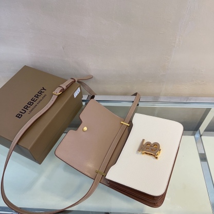 B家最新版型立挺的「TB 專屬標識鎖扣包」，選用意大利鞣制粒紋皮革打造，搭配緝明線設計，鎖扣裝飾 TB專屬標識，可肩背、斜背或打造手拿包造型。
21 x 6 x 16cm❤️型號3311