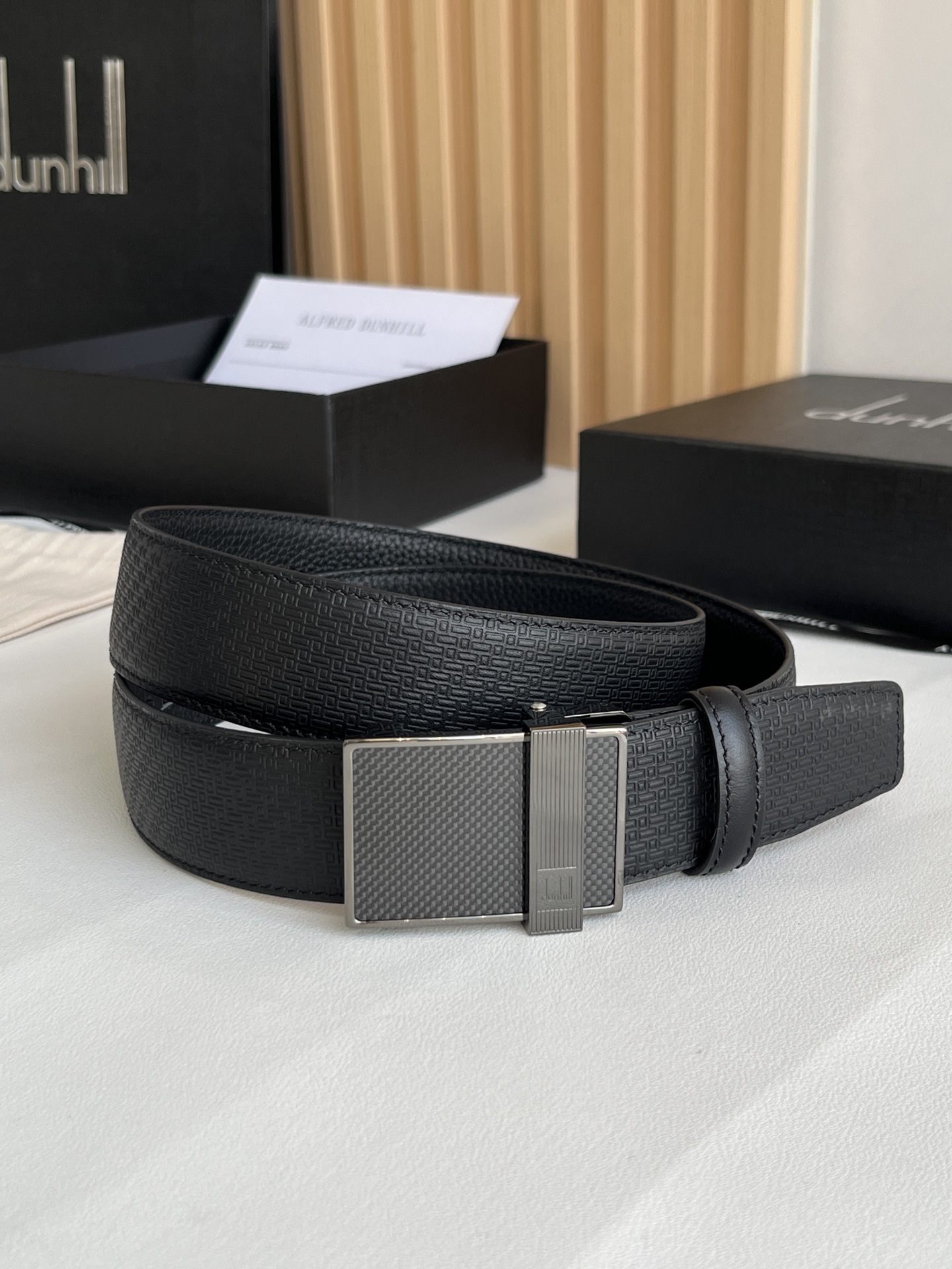 登喜路（Dunhill）是一家英國倫敦的男士奢侈品牌。皮帶以其精湛的工藝和經典的設計，成為男士配飾中的精品。皮帶的質感好、耐用性強，商務休閒百搭款！