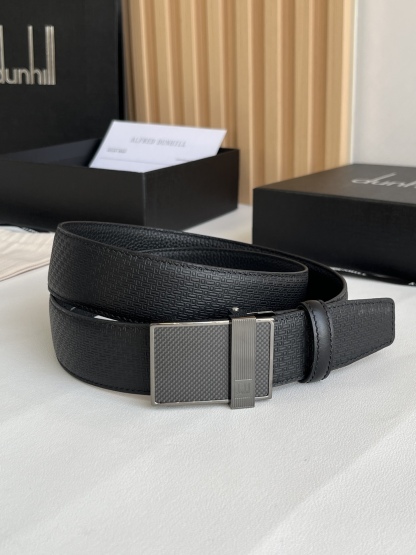 登喜路（Dunhill）是一家英國倫敦的男士奢侈品牌。皮帶以其精湛的工藝和經典的設計，成為男士配飾中的精品。皮帶的質感好、耐用性強，商務休閒百搭款！