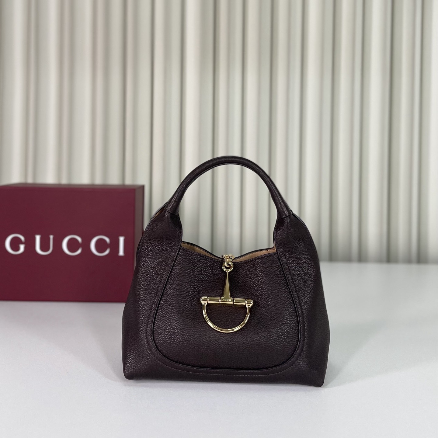 💫💫❤️❤️Gucci Softbit系列小號肩背包，匠心融蘊半馬銜扣造型品牌經典馬術風格配件。提手高15釐米，磁扣開合，款號837467咖啡棕皮，尺寸27.5X21X16