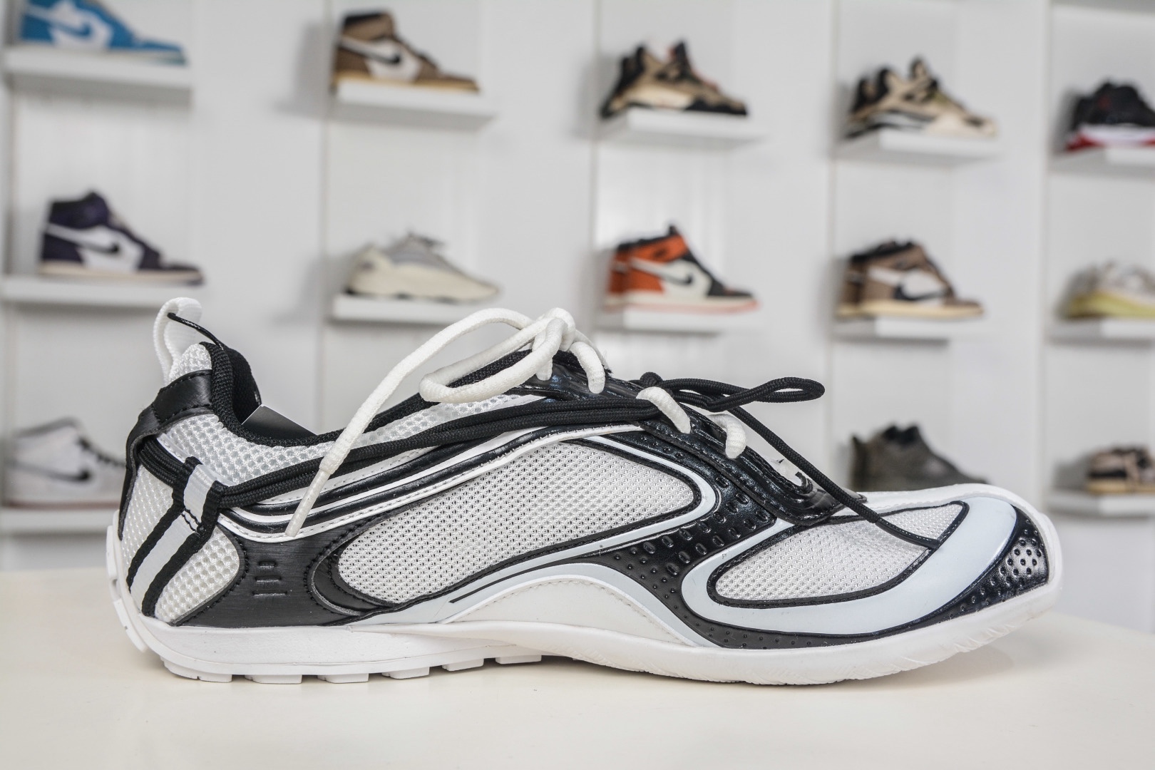 Balenciaga巴黎世家 25代 Radar 圓頭系帶 做舊效果 巴黎新款 
貨號：865703 WSTE0 9010
尺碼：35 36 37 38 39 40 41 42 43 44 45