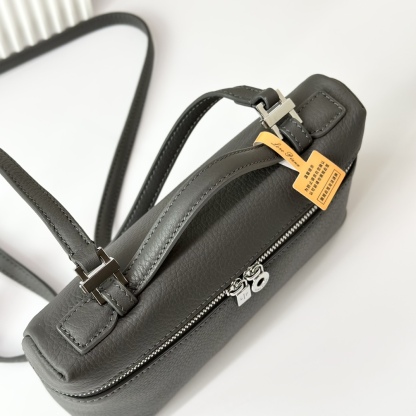 𝓛𝓸𝓻𝓸 𝓟𝓲𝓪𝓷𝓪諾悠翩雅
𝑬𝒙𝒕𝒓𝒂 𝑷𝒐𝒄𝒌𝒆𝒕 𝑳𝟏𝟗 
這是一款大開口結構的功能性設計的手拿包，經典風格和簡約設計的組合體。包身採用進口原廠小牛皮材質，輕微的錘紋呈現優雅的紋理，內里採用進口原廠小羊皮。皮革手柄和可拆卸肩帶，可打造出不同背法實用百搭。雙向拉鍊開合，搭配My Charms銀色金屬掛飾。（LP特級全鋼配件五金）
size：11×19×6.5cm
貨號：FAN4046
配套全套專櫃禮盒包裝🎁