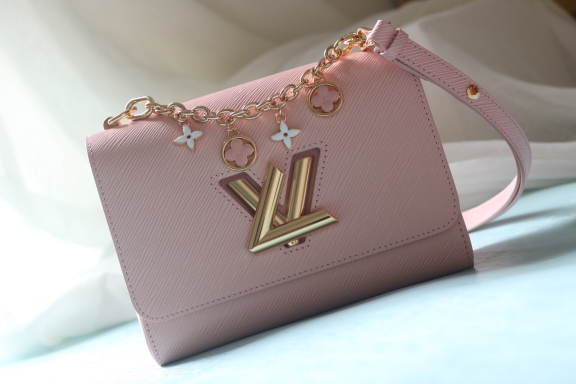 [玫瑰]最新款[玫瑰][玫瑰] 原版品質【獨家實拍 款號:50506/M11723/M11724/M11725 】
 本款 Twist 中號手袋擁有 Epi 皮革的考究肌理，搭配牛皮革內襯和光滑牛皮革飾邊。琺 Monogram 花卉懸掛於纖細鏈條，可拆卸並調節的肩帶實現肩背和斜挎選擇。17 x 9.5 x 23釐米(高 x 寬 x 長度)