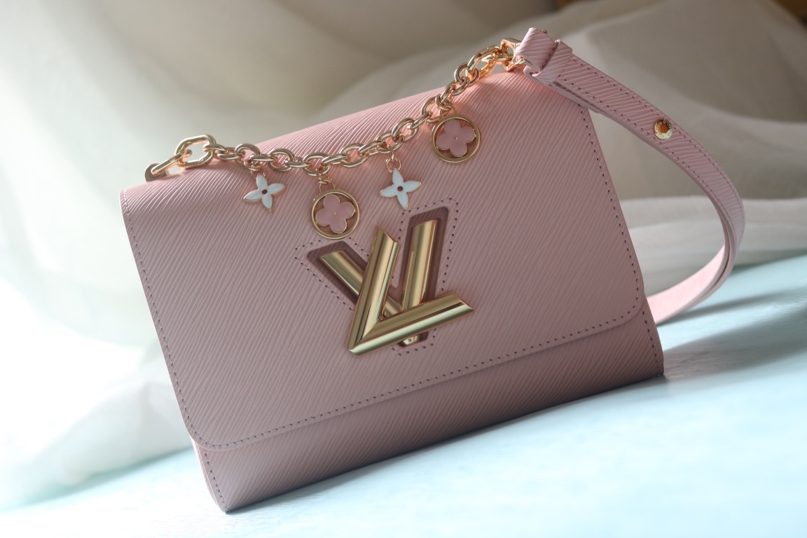 [玫瑰]最新款[玫瑰][玫瑰] 原版品質【獨家實拍 款號:50506/M11723/M11724/M11725 】
 本款 Twist 中號手袋擁有 Epi 皮革的考究肌理，搭配牛皮革內襯和光滑牛皮革飾邊。琺 Monogram 花卉懸掛於纖細鏈條，可拆卸並調節的肩帶實現肩背和斜挎選擇。17 x 9.5 x 23釐米(高 x 寬 x 長度)