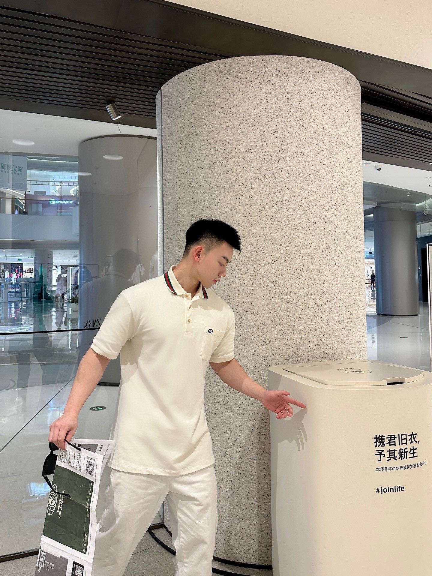 Gucci/古馳 24ss 胸口雙G刺繡Polo短袖
原品購入，採用60支雙股250克重棉氨混紡雙面珠地面料，條紋相間拼色衣領定為雙系統提花定織扁機製成。GG互扣刺繡圖案採用進口田島機器，榻榻米刺繡搭配挨針繡工藝，刺繡非常的飽滿，精細針法綿密，以榻榻米刺繡工藝打底，挨針繡描廓邊緣及字母繡花，層次清晰豐富立體。前胸無明線無散口雙層面筒，袖口縫盤螺紋同為扁機織造，採用TAJIMA進口機台加工，人工手縫領標開背領標帶防偽芯片，紐扣開模天然塔羅貝炭黑刻字牛角扣，三標輔料同步定 制。經典翻領設計