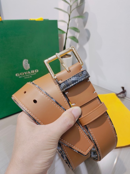 
Goyard(戈雅)腰帶源於法國奢侈品牌，設計風格簡約低調，腰帶身有標誌性帆布搭配進口頭層牛皮，腰帶扣採用簡約精品鋼扣，延續品牌的低調奢華，帶身寬度3.8CM，適用商務休閒日常佩戴。