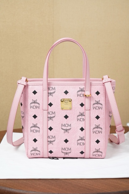 𝗠𝗖𝗠 𝗧𝗼𝗻𝗶 𝗩𝗶𝘀𝗲𝘁𝗼𝘀 𝗠𝗶𝗻𝗶
🆕桃花粉購物袋菜籃子

·Cp獨家®️桃花粉老花滿印
🉑️單肩🉑️斜挎 官網同步在售新版！
超級經典的菜籃子！搭配、日常、功能性、性價比都是決絕子！非常好的一款包。傳承經典設計 多種背法選擇 簡單大氣 實用性非常高。

型號：MWPFSMT06PZ
尺寸：19*9.5*18.5cm
肩帶：98-114cm/可拆卸
把手：垂長10cm
顏色：桃花粉