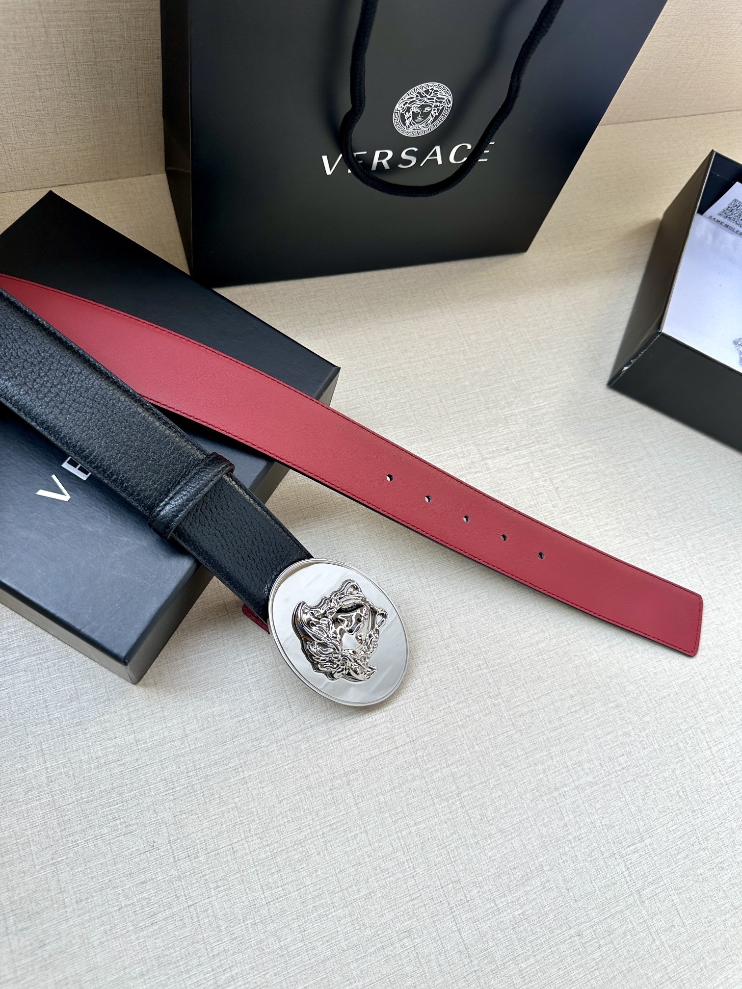 寬度：4.0cm （範思哲） 此款橢圓五金配件、腰帶飾有標誌性的Versace美杜莎頭像扣，彰顯品牌格調。是一款精美的衣櫥必備單品。