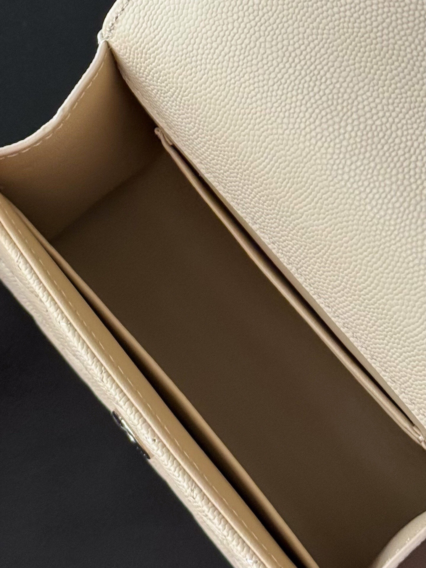 Chanel 25S 新款本季 最火的小球牛皮Kelly 手柄包
這顆絕對是黑馬
第一眼看到就深深愛上💕
顏值不必說 直接閉眼入不會錯
很好打理 也是百搭型
實現了單背斜挎腋下背手拎的效果📷
簡直就是福音〰️
很精緻 值得珍藏🔝

五金：全鋼18K淺金
皮料：獨家Haas小牛皮
尺寸：𝟏𝟒.𝟓*𝟏𝟏.𝟓*𝟓.𝟓 𝚌𝚖
型號：AS3237