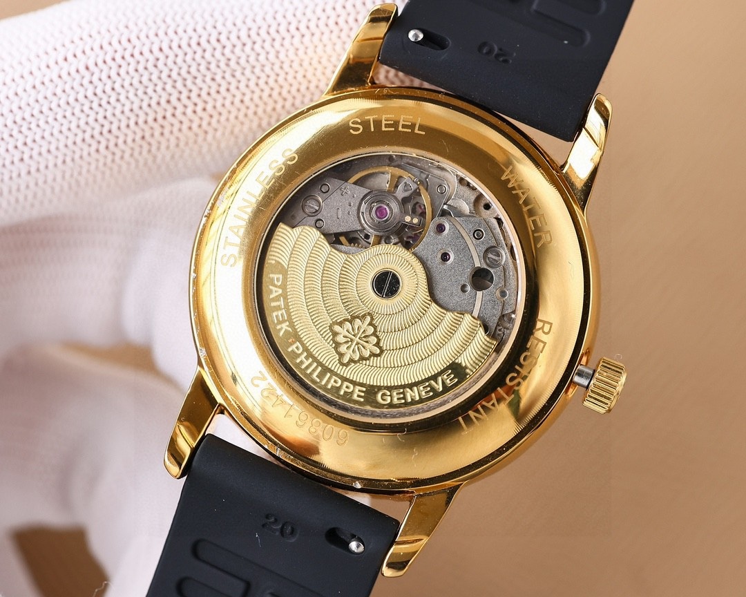 
推出最新款式百達翡麗PATEK PHILIPPE高版本高級自動腕表！男士腕表➡簡單不失大氣  40mm表徑，316精鋼表殼，搭載原裝全新進口8215全自動機械機芯（零返修），耐磨抗刮藍寶石玻璃，進口意大利🇮🇹橡膠帶，原裝品質針扣，具備超強防水功能👍 復古風格，恆久魅力，高檔奢華，紳士必備🔥AD出品 精品不斷🔥