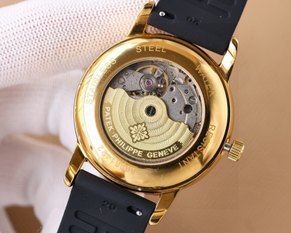 
推出最新款式百達翡麗PATEK PHILIPPE高版本高級自動腕表！男士腕表➡簡單不失大氣  40mm表徑，316精鋼表殼，搭載原裝全新進口8215全自動機械機芯（零返修），耐磨抗刮藍寶石玻璃，進口意大利🇮🇹橡膠帶，原裝品質針扣，具備超強防水功能👍 復古風格，恆久魅力，高檔奢華，紳士必備🔥AD出品 精品不斷🔥