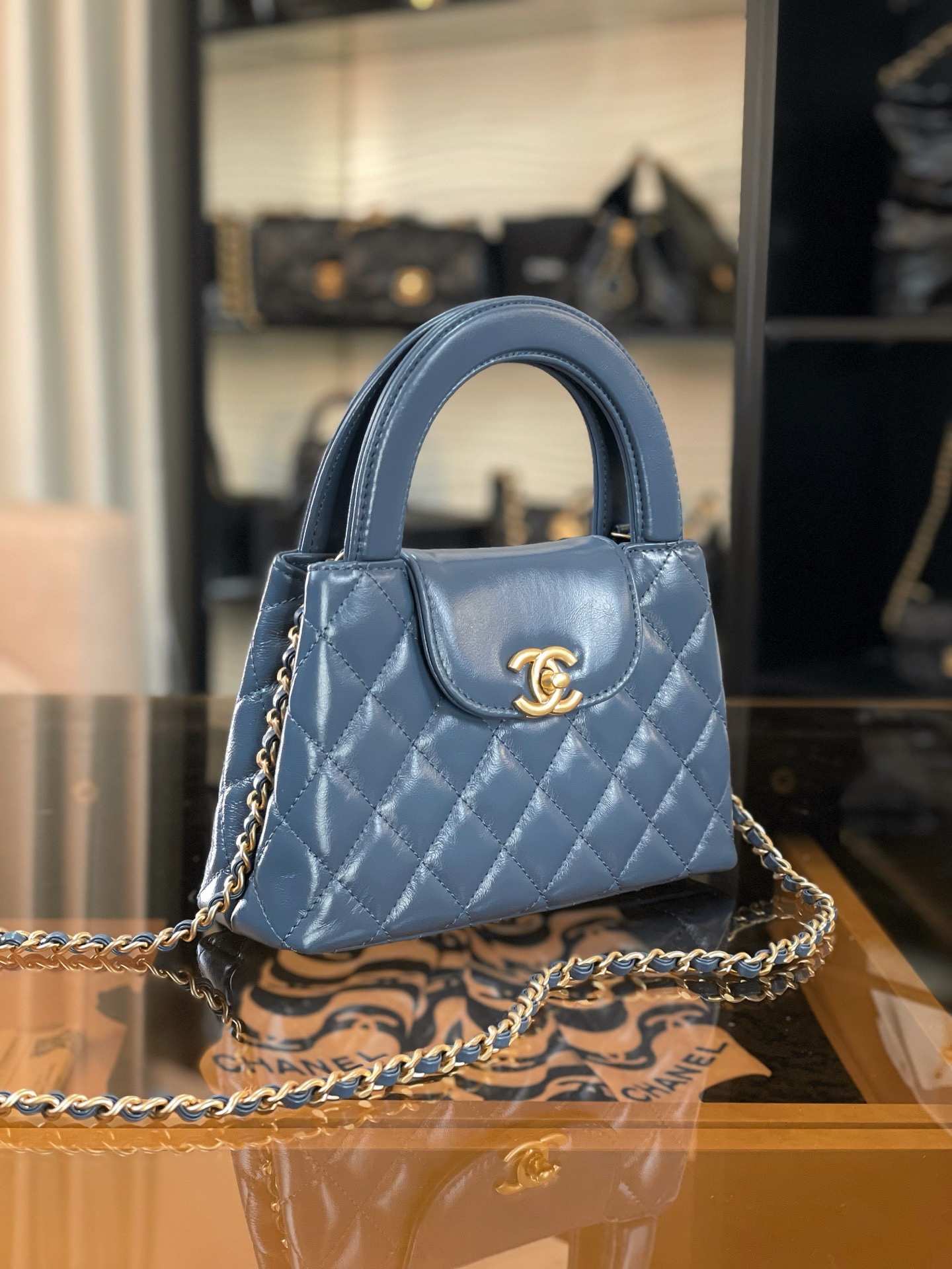 特▪️級 
🆕𝗖𝗵𝗮𝗻𝗲𝟭  
𝗞𝗲𝗹𝗹𝘆 手提鏈條包大號 霧霾藍

全網最熱🔥𝟤𝟦𝖯 𝗄𝖾𝗅𝗅𝗒手提袋
叱吒整個秀場，簡直美絕了〰️
簡約又復古的小手提很靈魂很舒適。
又乖又耐看，實在絕對愛不釋手❕

五金：厚鍍𝟤𝟦𝗄復古金
皮料：𝖵𝖾𝗅𝗂𝖾𝗋𝗊亮面小牛皮
尺寸： 𝟣𝟥*𝟣𝟫*𝟩 𝖼𝗆
4416