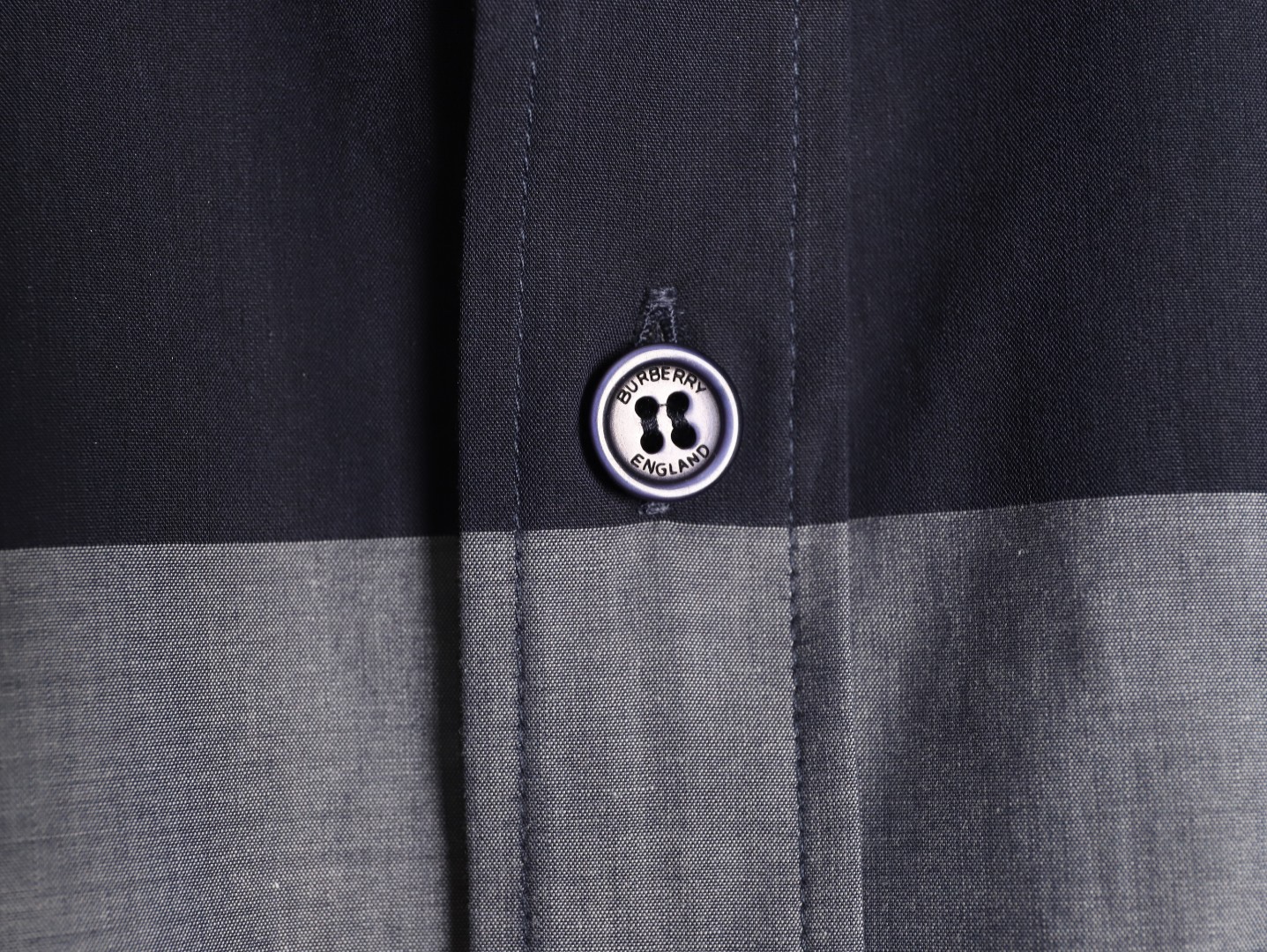 Burberry/巴寶莉 經典大格紋棉質襯衫
定制原版一致80支精梳棉單線紗，紗線全部訂染，最終確定織法，
無論是格型大小線條粗細均達到Y版水平並且布料沒有尾斜現象，
紅外線裁剪對條對格單件裁，保證大貨品質，
定制塔羅貝油封噴漆扣子自然發亮（不同市場版都是樹脂扣），裁片、領子坐領 門邊 袖口 部位加了燙薄，
全部要對格對位出成品，紅外激光定位對格取位，
每個獨立的尺碼都是定位裁片，前幅，口袋，袖子等部位都是對格對位的，
工序複製，費時費料，經典簡單氣質不失大牌，面料上身舒適柔軟卻又挺括有型，