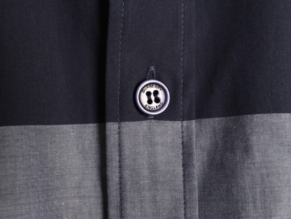 Burberry/巴寶莉 經典大格紋棉質襯衫
定制原版一致80支精梳棉單線紗，紗線全部訂染，最終確定織法，
無論是格型大小線條粗細均達到Y版水平並且布料沒有尾斜現象，
紅外線裁剪對條對格單件裁，保證大貨品質，
定制塔羅貝油封噴漆扣子自然發亮（不同市場版都是樹脂扣），裁片、領子坐領 門邊 袖口 部位加了燙薄，
全部要對格對位出成品，紅外激光定位對格取位，
每個獨立的尺碼都是定位裁片，前幅，口袋，袖子等部位都是對格對位的，
工序複製，費時費料，經典簡單氣質不失大牌，面料上身舒適柔軟卻又挺括有型，